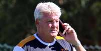 
                        
                        
                    Alô, é da FA? Steve Bruce está cotado para substituir Hodgson (Foto: Divulgação)  Foto: Lance!