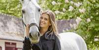 
                        
                        
                    Sonhando com a vaga na Rio-2016, Luiza Almeida posa com seu cavalo (foto: Liz Gregg/FEI)  Foto: Lance!