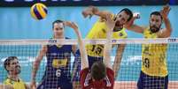 
                        
                        
                    Maurício Borges (número 19) observa o ataque de Maurício Souza (nº 13) contra a Polônia (Foto: Divulgação/FIVB)  Foto: Lance!