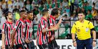 São-paulinos reclamam de pênalti não marcado no final do primeiro tempo  Foto: EFE