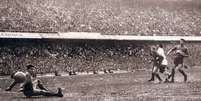 Em 1963, o Santos, de Pelé, bateu o Boca Juniors por 2 a 1 na Bombonera na final da Copa Libertadores  Foto: Reprodução / Lance!