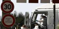 Investigadores examinam caminhão usado em ataque na cidade de Nice, na França  Foto: EFE