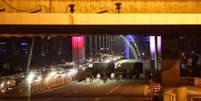 Soldados turcos bloquear a ponte &#039;Bosphorus Brigde&#039; em Istambul.  Foto: Gokhan Tan / Getty Images