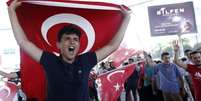Apoiadores do presidente turco Recep Erdogan vão às ruas de Istambul com bandeiras do país, para comemorar a derrota de uma tentativa de golpe militar  Foto: Agência Brasil