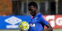 
                        
                        
                    Allano está com 21 anos e vinha sendo contestado pela torcida celeste (Foto: Washington Alves/Light Press)  Foto: Lance!