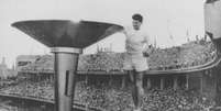 
                        
                        
                    O australiano Ronald Clarke acendeu a pira dos Jogos de Melbourne em 1956 (Foto: Acervo COI)  Foto: Lance!