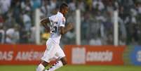 Jonathan Copete, jogador colombiano do Santos FC, comemora seu gol durante partida contra a Chapecoense  Foto: Gazeta Press