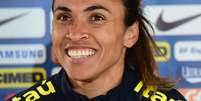 Marta, jogadora da Seleção Brasileira feminina de futebol, durante entrevista coletiva após o treino em Itu (SP)  Foto: Gazeta Press