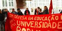  Professores e estudantes de universidades estaduais protestam no vão livre do Masp, na Avenida Paulista.  Foto: Rovena Rosa/Agência Brasil/Fotos Públicas