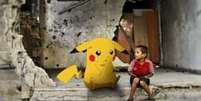 Moustafa Jano retratou Pikachu em meio aos escombros na Síria  Foto: Moustafa Jano / BBC News Brasil