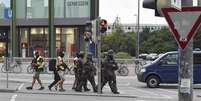 Movimento de policiais do lado de fora do shopping atacado  Foto: EFE