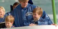 Princesa Diana com os filhos William (dir.) e Harry em 1991  Foto: PA / BBC News Brasil