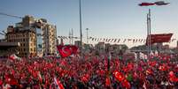Protesto contra a tentativa de golpe militar na Turquia  Foto: Getty Images