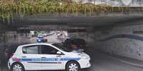 Carro da polícia fecha acesso nas imediações da igreja de Saint-Etienne-du-Rouvray, norte da França  Foto: EFE