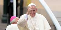 Papa Francisco acena para os fiéis em desfile em carro aberto, na chegada ao Palácio Arcebispos de Cracóvia, nas comemorações do Dia Mundial da Juventude  Foto: Agência Brasil