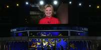 Hillary Clinton aparece no telão durante a convenção dos democratas  Foto: Getty Images