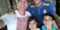 Túlio Maravilha com os filhos ao lado de Neymar (Foto: Divulgação)  Foto: Lance!