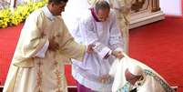 Papa Francisco cai durante celebração na Polônia  Foto: EFE