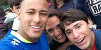 Neymar tirou uma selfie com Lucas e sua mãe após treino da Seleção Olímpica, em Teresópolis (RJ)  Foto: Arquivo pessoal/Isabel Pereira Leite