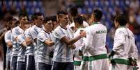 Jogadores se cumprimentam antes da partida  Foto: EFE