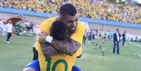 Gabigol comemora com Neymar o gol que marcou no amistoso contra o Japão, em Goiânia  Foto: Carlos Costa/Futurapress