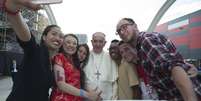 Sempre simpático, o papa Francisco tirou selfies com jovens que encontrava na Jornada Mundial da Juventude, na Polônia  Foto: EFE