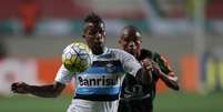 O atacante Bolaños, do Grêmio  Foto: Cristiane Mattos/Futura Press