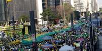 Milhares se reuniram na Avenida Paulista na tarde deste domingo (31) para protestar contra corrupção no governo e apoiar o processo de impeachment de Dilma  Foto: Newton Menezes/Futura Press