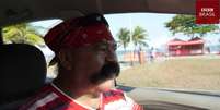 Bigode: 'Desde pequeno eu gosto de cantar, aí como taxista sempre canto'  Foto: BBC / BBC News Brasil