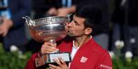 Djokovic exibe troféu (Foto: MIGUEL MEDINA/AFP)  Foto: Lance!