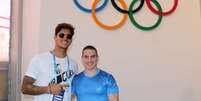 Medina tieta Arthur Zanetti em visita à Vila Olímpica. O primeiro terá a chance de disputar os Jogos Olímpicos daqui a quatro anos (Foto: Alexandre Castello Branco/COB)  Foto: Lance!