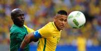 Neymar é marcado por Aubrey Modiba  Foto: Gazeta Press