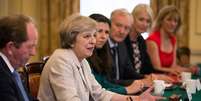 Theresa May, primeira-ministra do Reino Unido, conversa com representantes de pequenas empresas em Londres  Foto: Getty Images