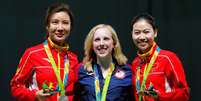 Virginia Thrasher dos EUA posou com sua medalha de ouro no pódio   Foto: VALDRIN XHEMAJ / Getty Images
