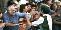 Vanderlei Cordeiro de Lima foi agarrado pelo padre irlandês em 2004 (Foto: Ruben Sprich)  Foto: Lance!