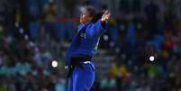 Rafaela Silva ajoelha e comemora o 1º ouro do Brasil na Rio 2016  Foto: Getty Images