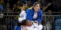 Maria Portela, de azul, foi derrotada nas oitavas de final (Foto: Marcio Rodrigues/MPIX/CBJ)  Foto: Lance!