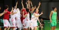 Jogadoras japonesas celebram vit&oacute;ria sobre o Brasil no basquete feminino  Foto: Getty Images