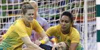 Atacante espanhola tenta passar pela defesa do Brasil  Foto: EFE