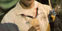 Aurélio Fernández Miguel, hoje com 52 anos, foi o grande ganhador da primeira medalha de ouro de um judoca brasileiro na categoria meio-pesado  Foto: Facebook / Reprodução