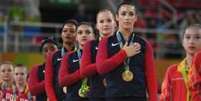 Gabby Douglas foi muito criticada por n&atilde;o ter colocado a m&atilde;o no peito durante a execu&ccedil;&atilde;o do hino nacional dos Estados Unidos  Foto: Getty Images