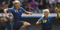Suecas comemoram classificação para as semifinais após eliminar favoritas americanas (Foto: AFP/EVARISTO SA)  Foto: Lance!