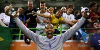 O goleiro Maik, da Seleção Brasileira de handebol, tira uma foto junto aos torcedores brasileiros  Foto: Getty Images