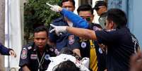 Vítima de explosão é atendida por equipe de socorro na Tailândia  Foto: EFE