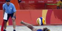 Larissa, que faz dupla com Talita, faz uma defesa em partida da Rio 2016  Foto: EFE