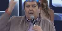 Fausto Silva polemizou ao tirar a coroa do vencedor do quadro 'Iluminados', Filipe Labre, neste domingo, 14 de agosto de 2016  Foto: Reprodução, TV Globo / PurePeople