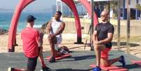 Cigano ao lado de Anthony Joshua em treino na orla do Leblon, no Rio (Foto:Gonçalo Luiz)  Foto: Lance!