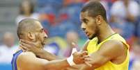 Escadinha festeja com Lucarelli (Foto:Divulgação/FIVB)  Foto: Lance!