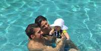 Michael Phelps posa na piscina com noiva e filho ap&oacute;s Olimp&iacute;ada em foto postada pelo atleta nesta quarta-feira, dia 17 de agosto de 2016  Foto: Getty Images / PurePeople
