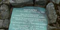 Placa do túmulo onde Foxhunter foi enterrado lista conquistas do cavalo  Foto: Divulgação